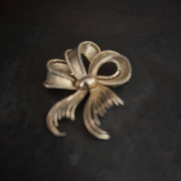 Vintage Lisner Textured Gold Tone Ribbon Bow Brooch - Picture 5 of 8